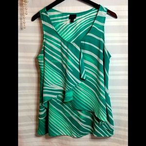 Beautiful Green and White Tank 🤍✅